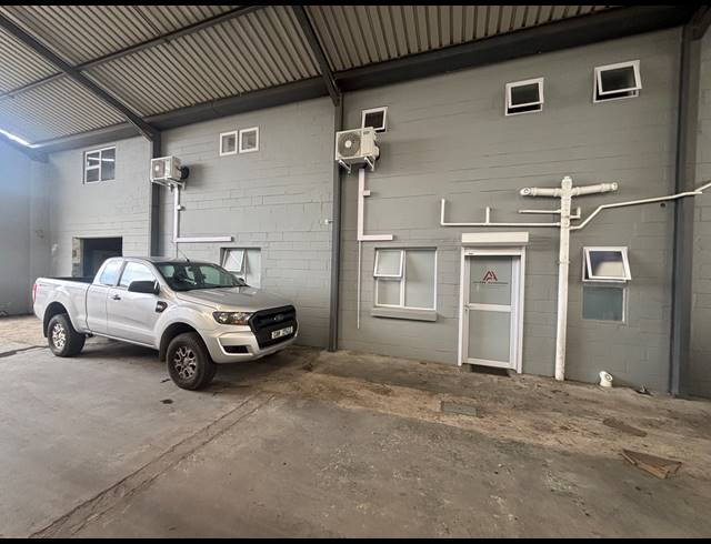 790M² WAREHOUSE TO LET IN STRAND INDUSTRIA